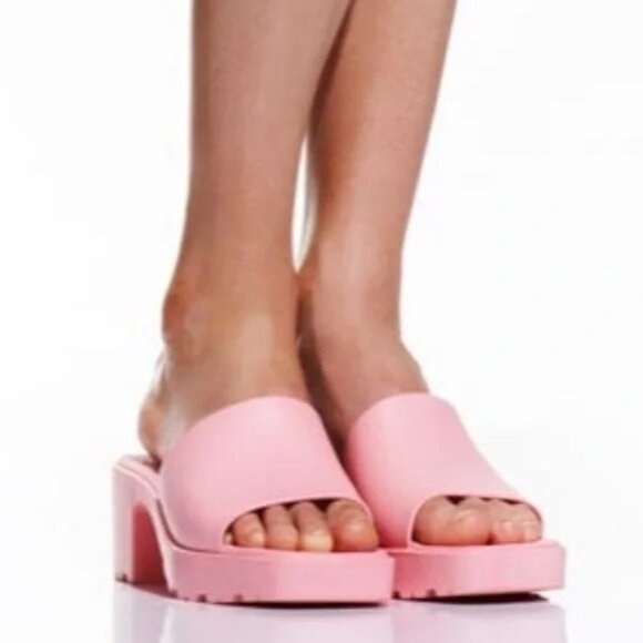 Barbie x ZARA Pink Rubber Slides Heeled Sandals - Picture 2 of 11